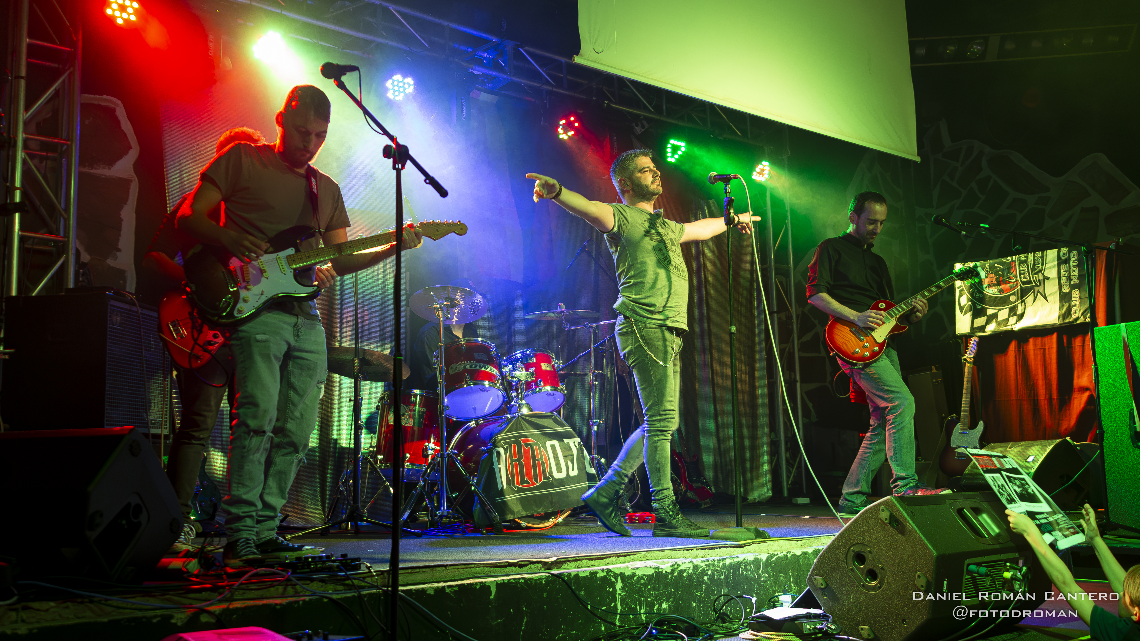 Concierto en vivo de la banda Arrojo con iluminación escénica en Madrid
