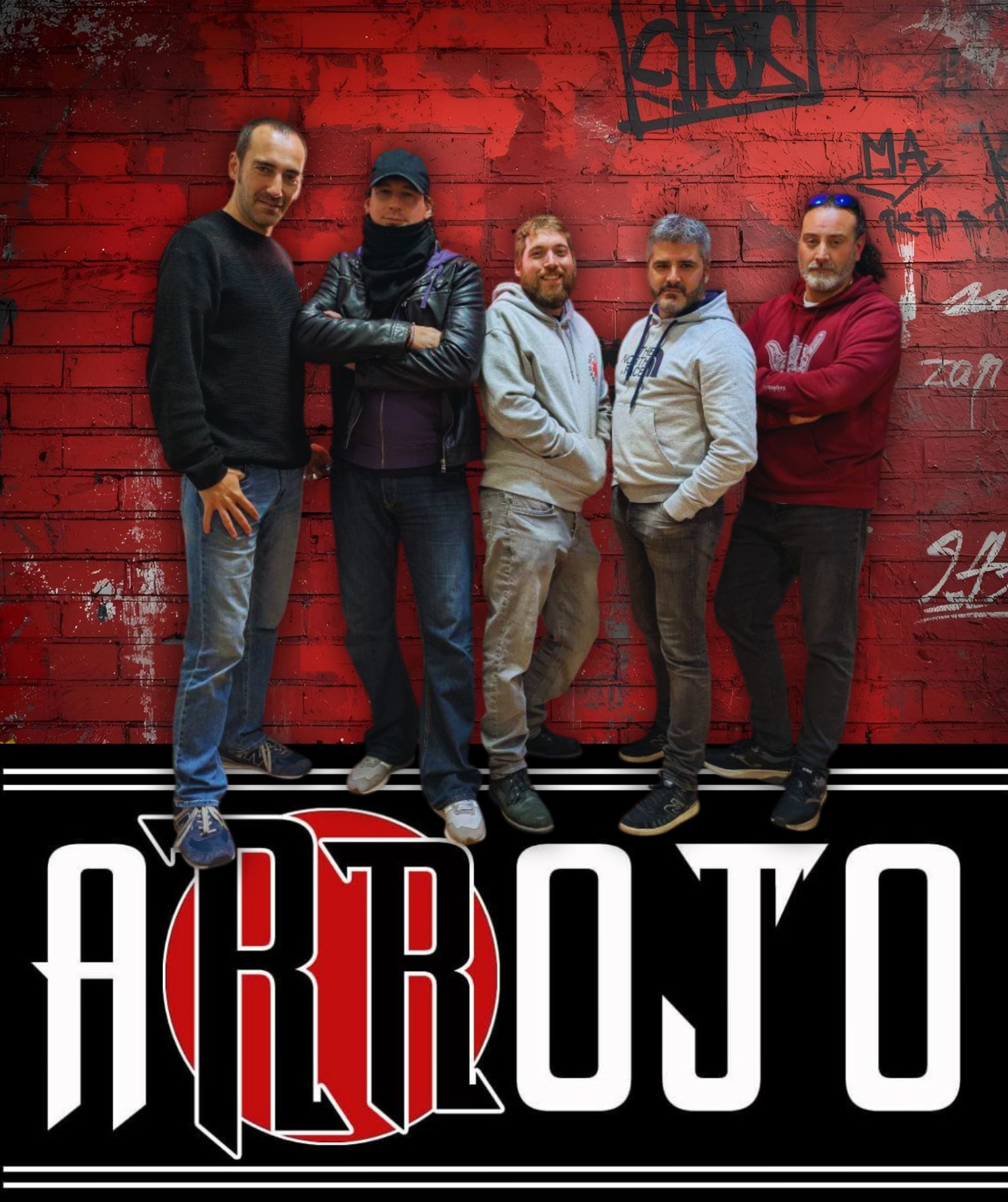 Miembros de la banda Arrojo posando frente a un muro de ladrillo rojo con grafitis