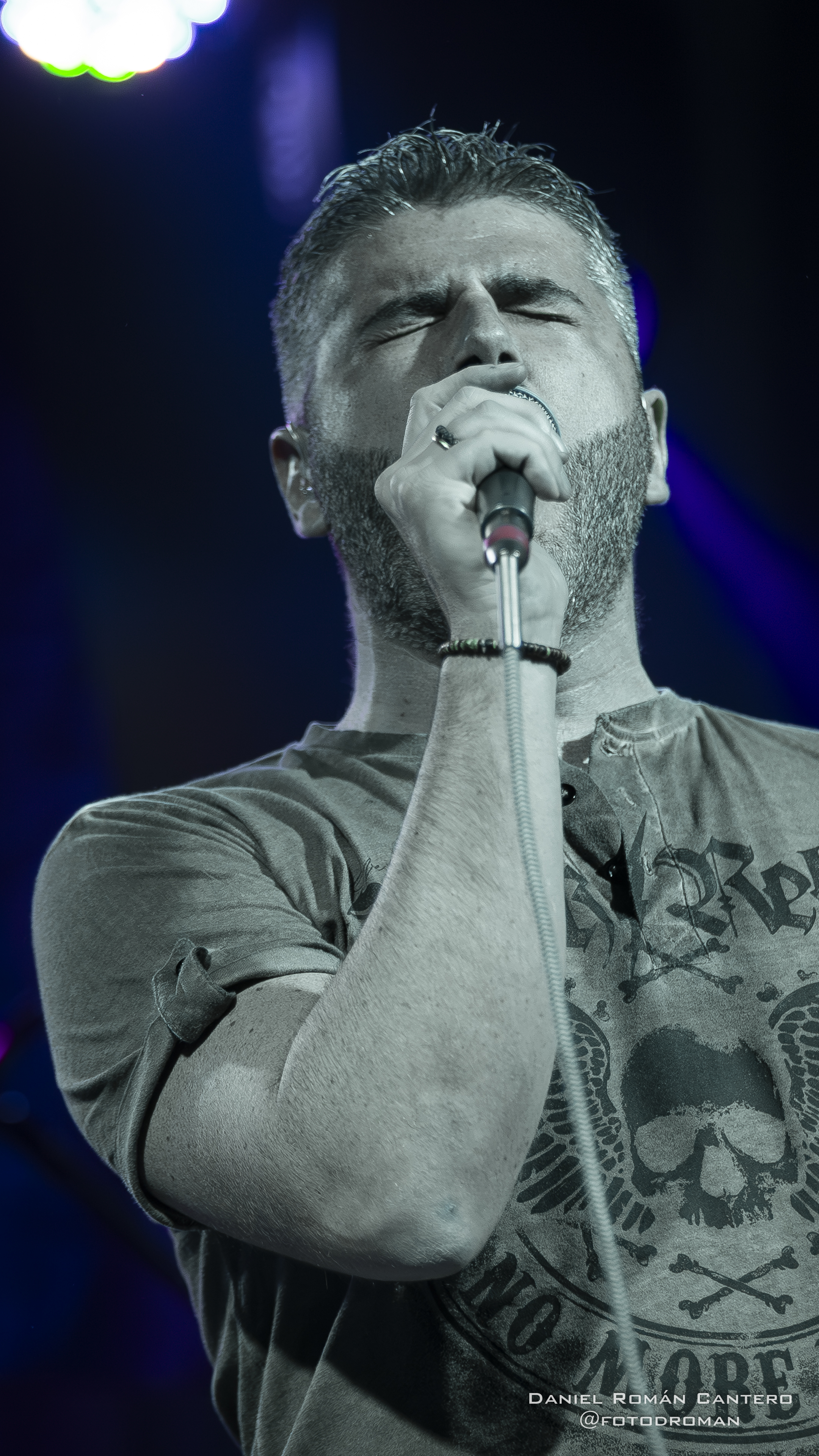 Vocalista Merino de Arrojo cantando con pasión en primer plano