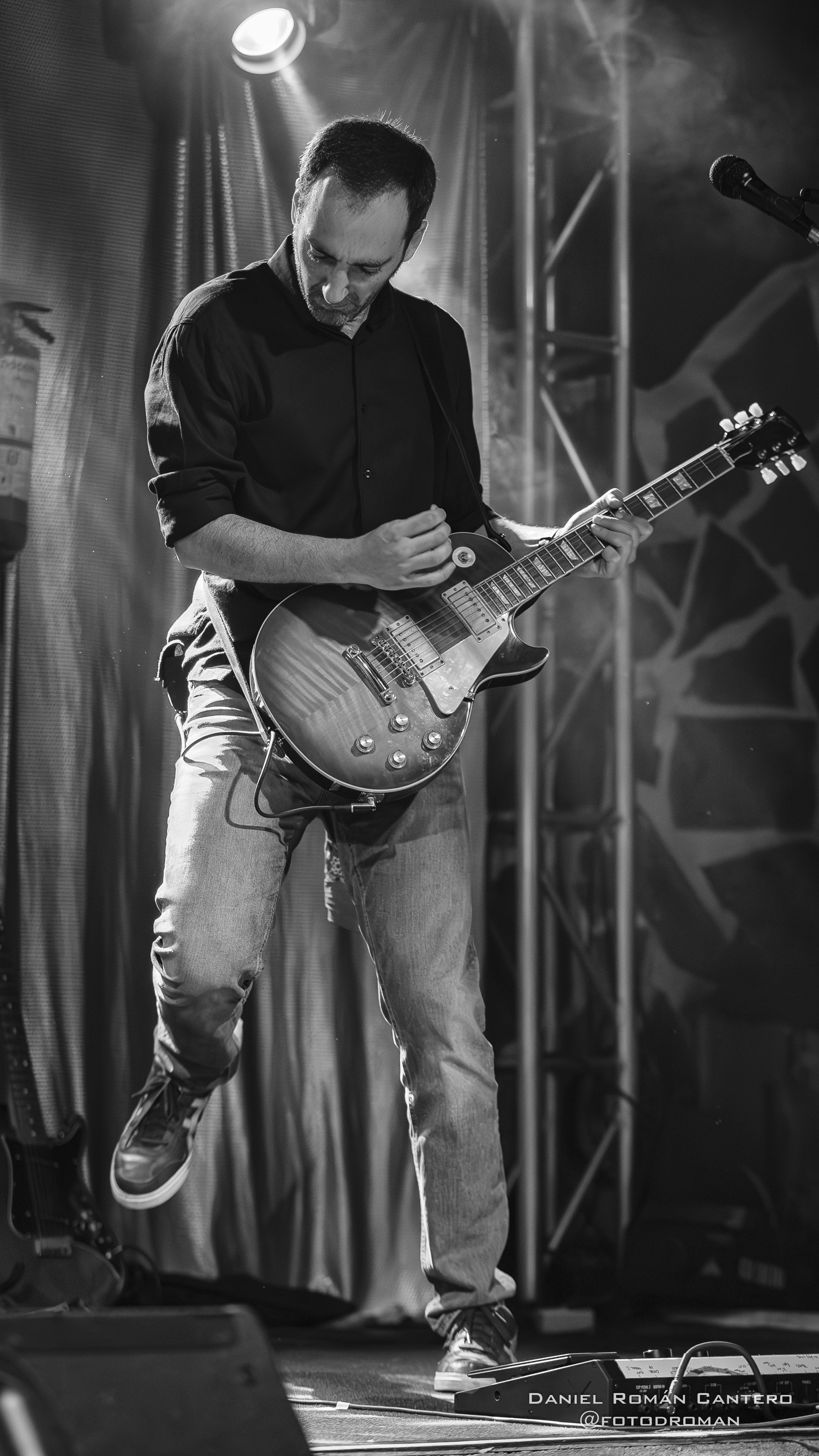 Yor guitarrista solista de Arrojo saltando con energía en el escenario