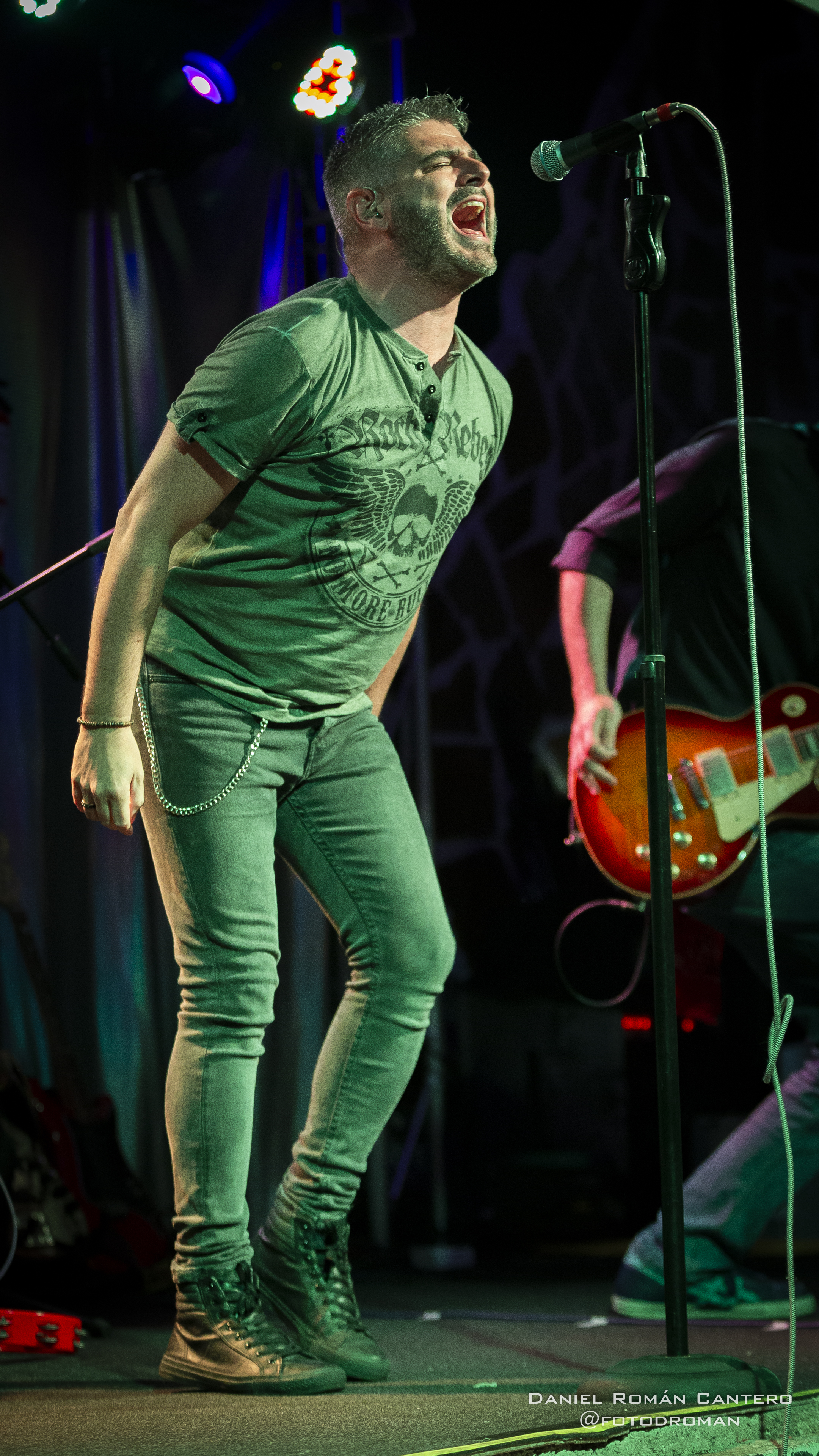 Vocalista Merino de Arrojo cantando con máxima intensidad en concierto en Madrid