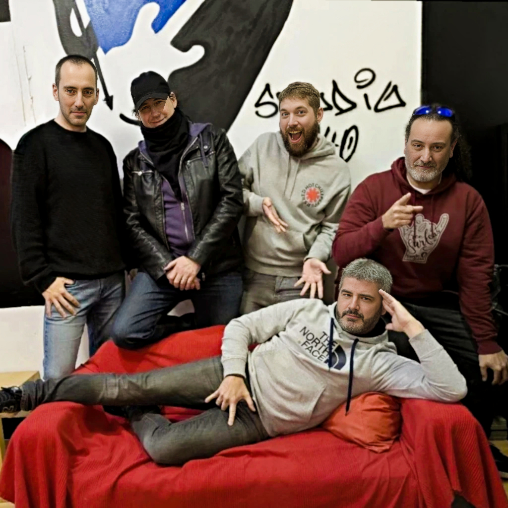 Miembros de Arrojo posando divertidos en un sofá rojo en su local de ensayo en Alcorcón