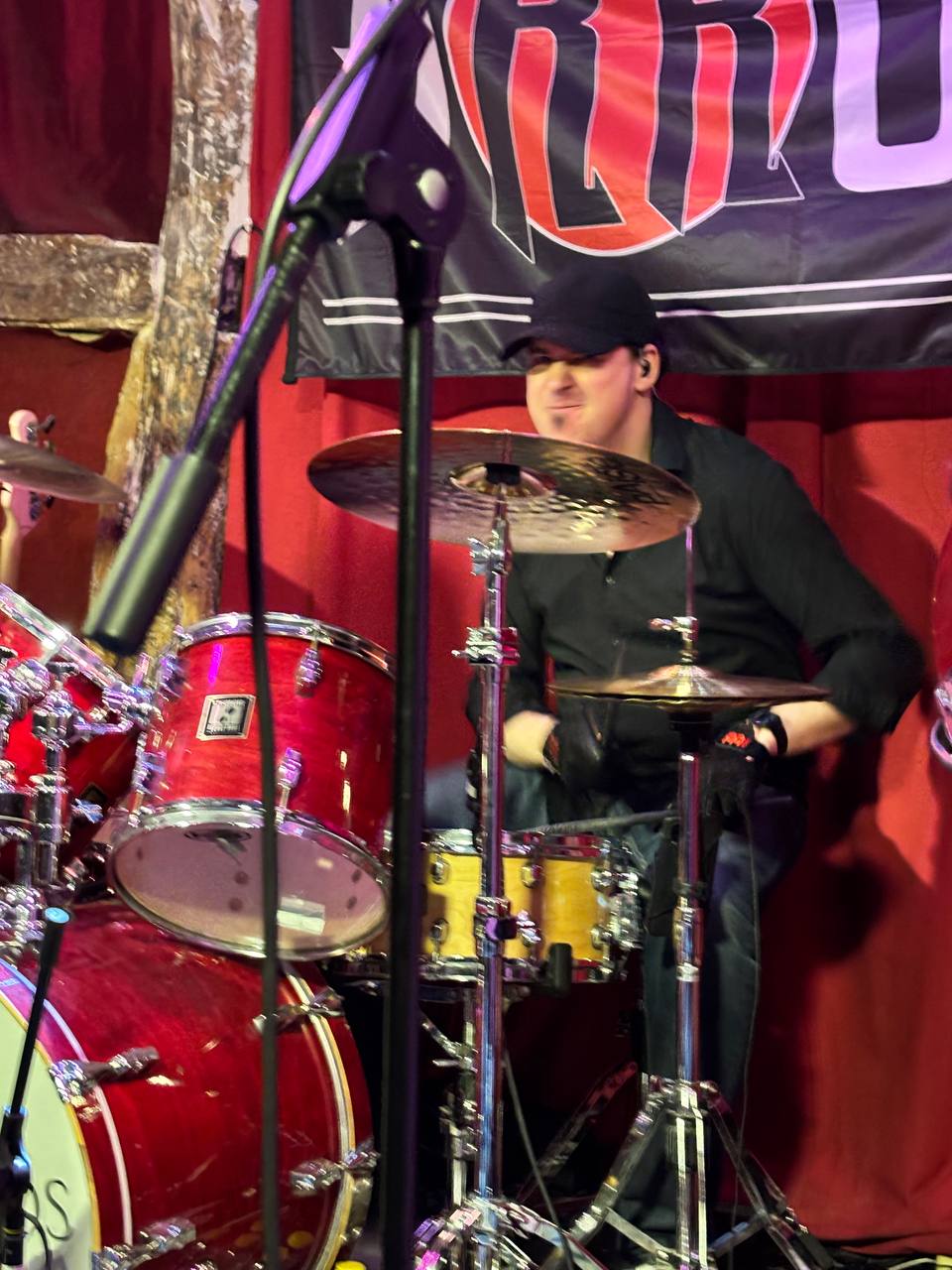 Kyke marcando un ritmo contundente en batería roja