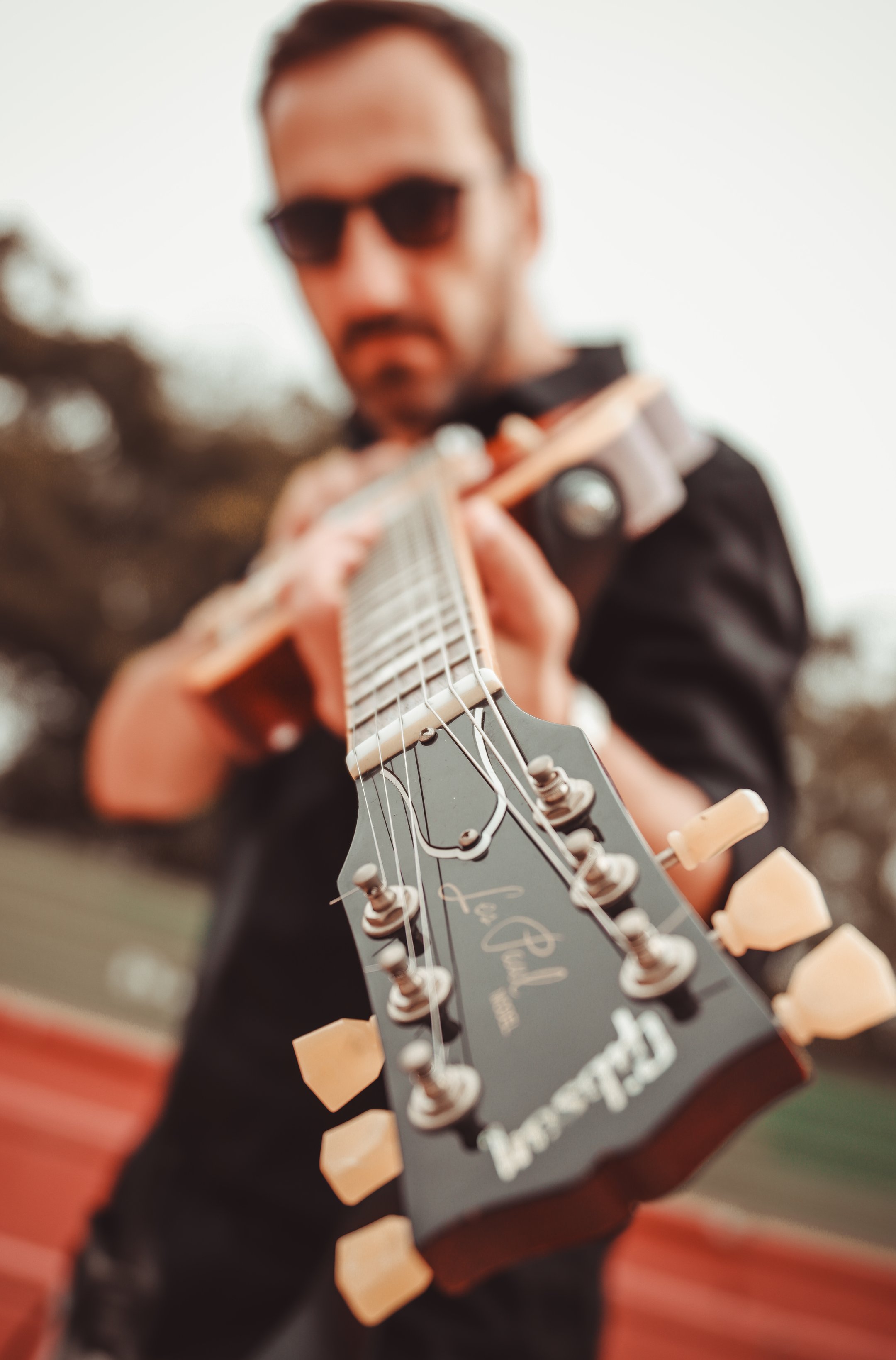 Pala y mástil de guitarra eléctrica Gibson Les Paul apuntando a la cámara
